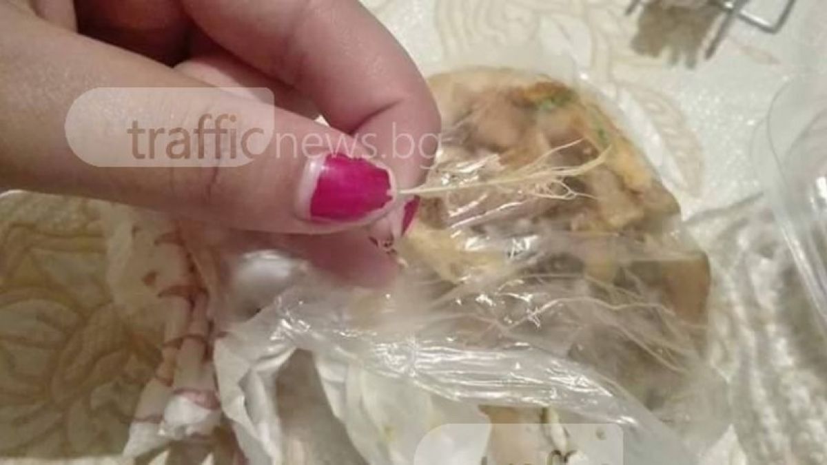 Пловдивчанка остана неприятно изненадана от екстрата, която откри във вкусния си дюнер (СНИМКИ)
