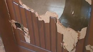 Терор в пернишки блок: Психичноболен напада съседите си с кирка, хората треперят от ужас (СНИМКА)