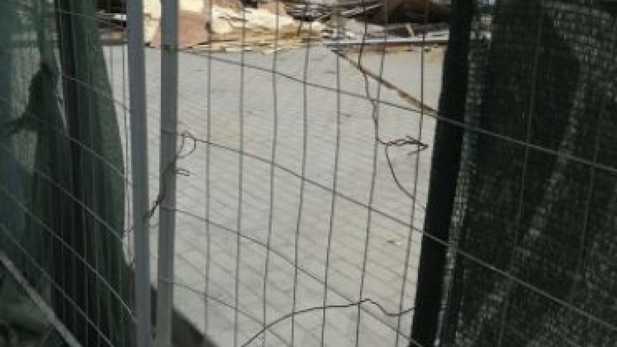 Морската столица посреща туристи с бетон, строителни материали и боклуци (СНИМКИ)
