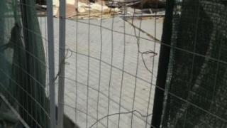 Морската столица посреща туристи с бетон, строителни материали и боклуци (СНИМКИ)