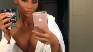 Първо в БЛИЦ! Моника ръси мъдри мисли по голи гърди! (СНИМКА)