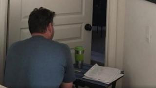 С месеци седи до стаята на съпругата си: Когато чуете защо не го пуска вътре, сърцето ще ви се скъса!