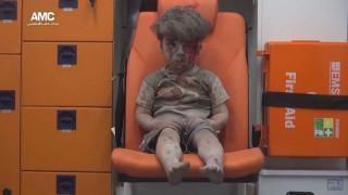 Ето как живее днес сирийчето, чиято снимка трогна света (ВИДЕО)