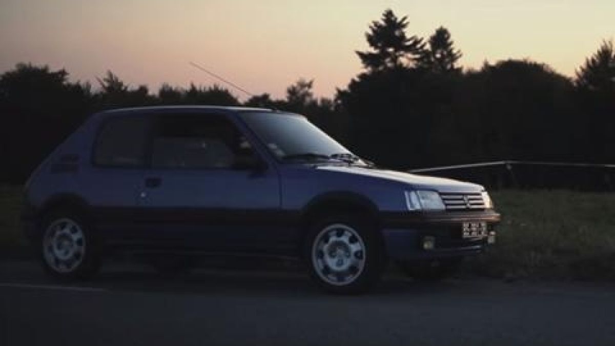 Носталгия: Френското бижу Peugeot 205 GTI (ВИДЕО)