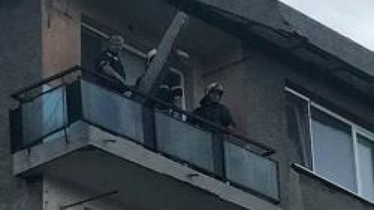 Перничани пропищяха от това, което падна на балкон в блок (СНИМКА)