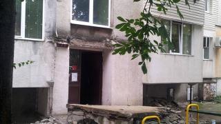 Кошмар в "Надежда"! Бетонна козирка се откърти и се стовари пред входа на жилищен блок (СНИМКИ)