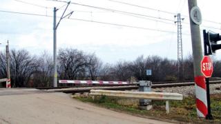 Градски автобус не спря на знак "СТОП" на жп прелез, ето какво се случи после