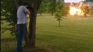На косъм от смъртта! Идиот показа, защо не трябва да се стреля по хладилник, пълен с експлозиви (ВИДЕО)