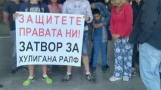 Недоволството срещу шведа-побойник ескалира! Бургазлии излязоха на протест (СНИМКИ)
