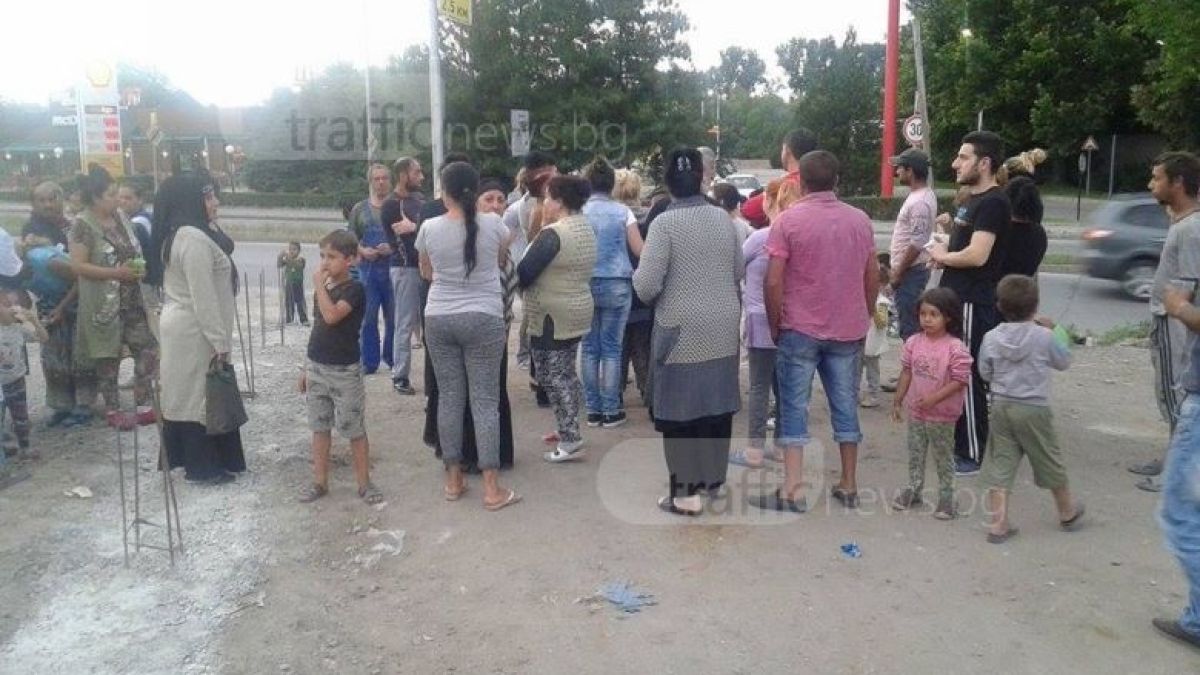 Скандал в Пловдив! Роми се вдигнаха на бунт, плашат с блокада Общината (СНИМКИ)