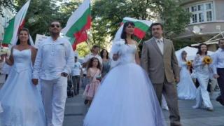 Бургас отговаря на гей парада в София с шествие на булки и младоженци