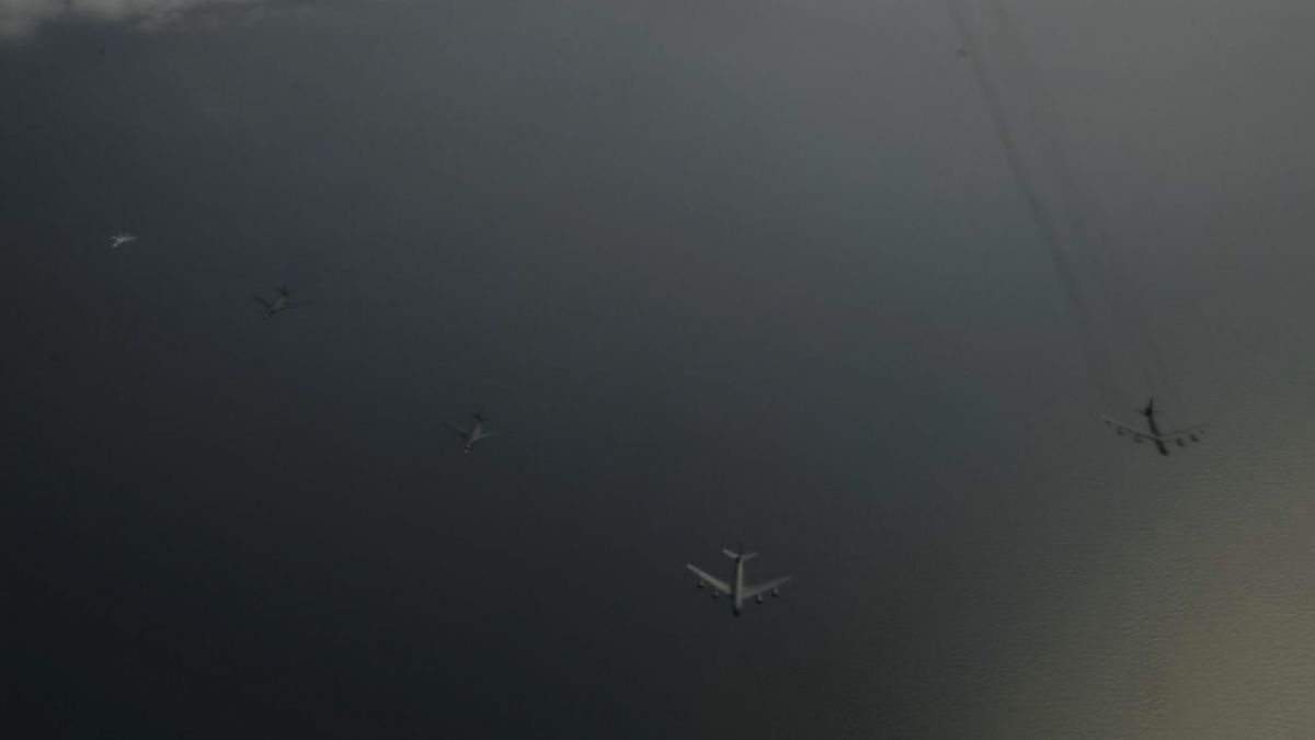 Пентагонът: Руски Су-27 прихвана американски бомбардировачи (СНИМКИ)