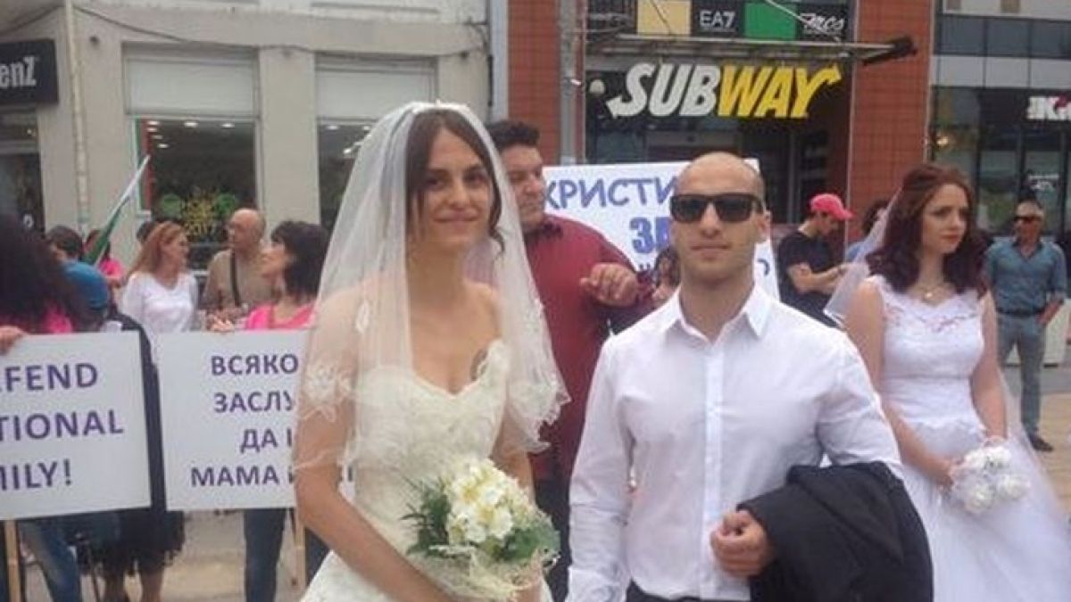 В Бургас отвръщат на удара! Тръгна "парадът на нормалността" (СНИМКИ)