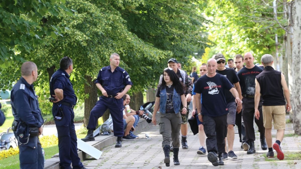 Фоторепортаж в БЛИЦ! "София прайд" блокира столицата, софиянци кротко изтърпяха и това