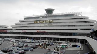 Самолет направи непланирано кацане в Кьолн, арестуваха трима