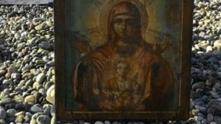 Мъж и жена се разхождаха по плажа, когато делфини изкараха на брега безценна реликва (СНИМКИ)