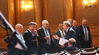 Партиите започват наддаването за нов шеф на Здравната каса