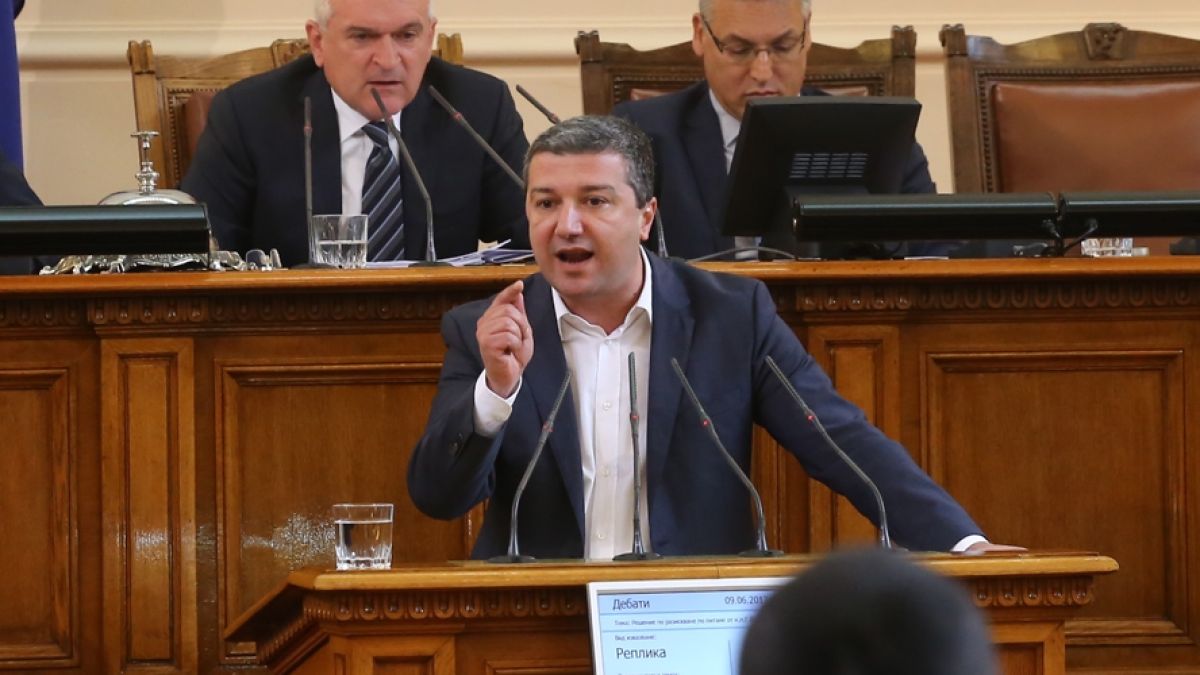 Яростна престрелка между БСП и ГЕРБ в парламента, червените заплашиха, че ще... 