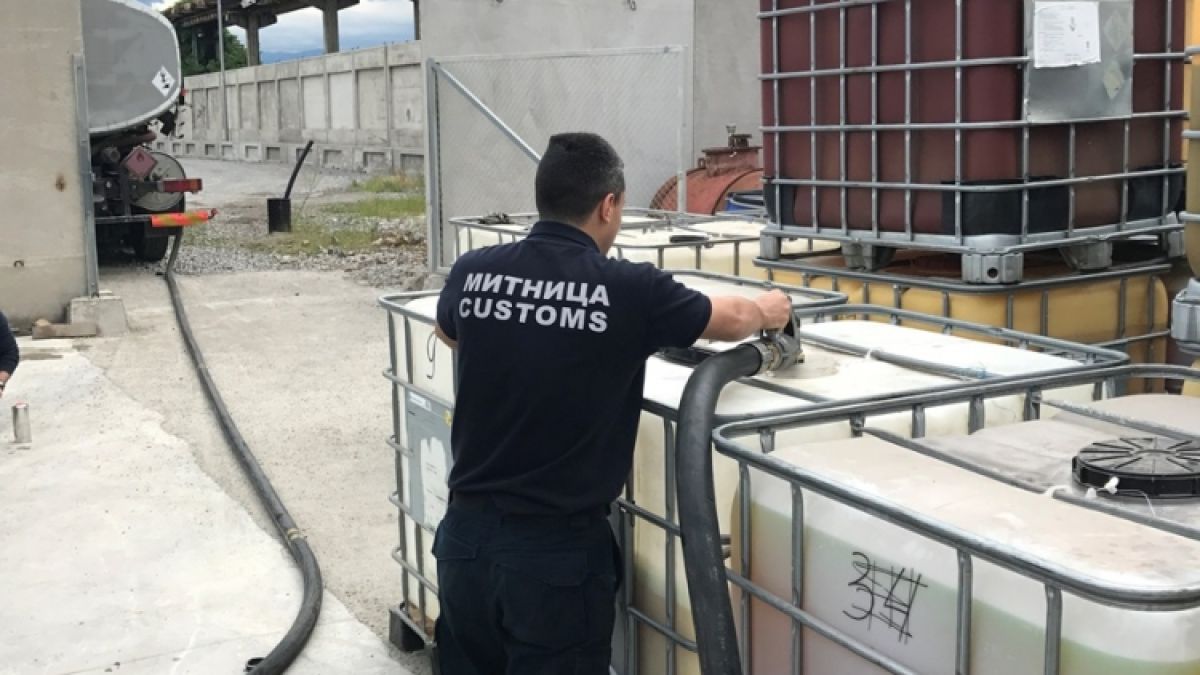 Митничари направиха проверка на автоцистерна в село Железница, но откриха нещо с мирис на...