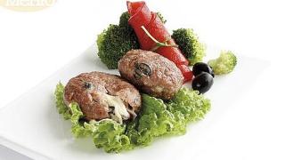 Бързо, лесно, вкусно! Апетитни кюфтенца с моцарела пленяват всичките ви сетива!