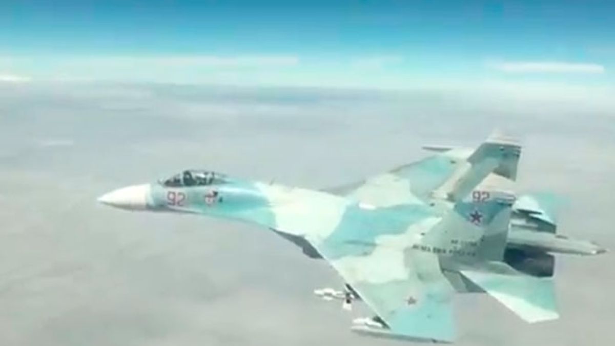 Американски пилот засне как го прехваща руски Су-27 (ВИДЕО)
