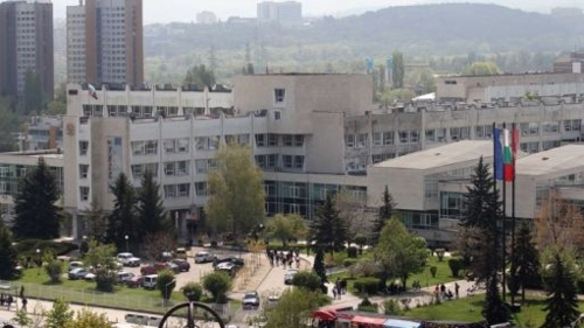 Студенти скочиха в защита на професорката с тройките: Докова е ерудирана, а колегата си прави евтин пиар