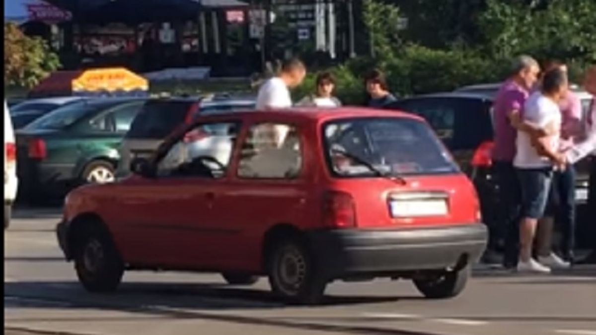 Диващина в София: Шофьор на баничарка преби слаба и беззащитна жена в кола (СМРАЗЯВАЩО ВИДЕО)