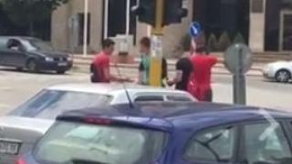 ВИДЕО показа как лигави софиянчета трошат светофар посред бял ден