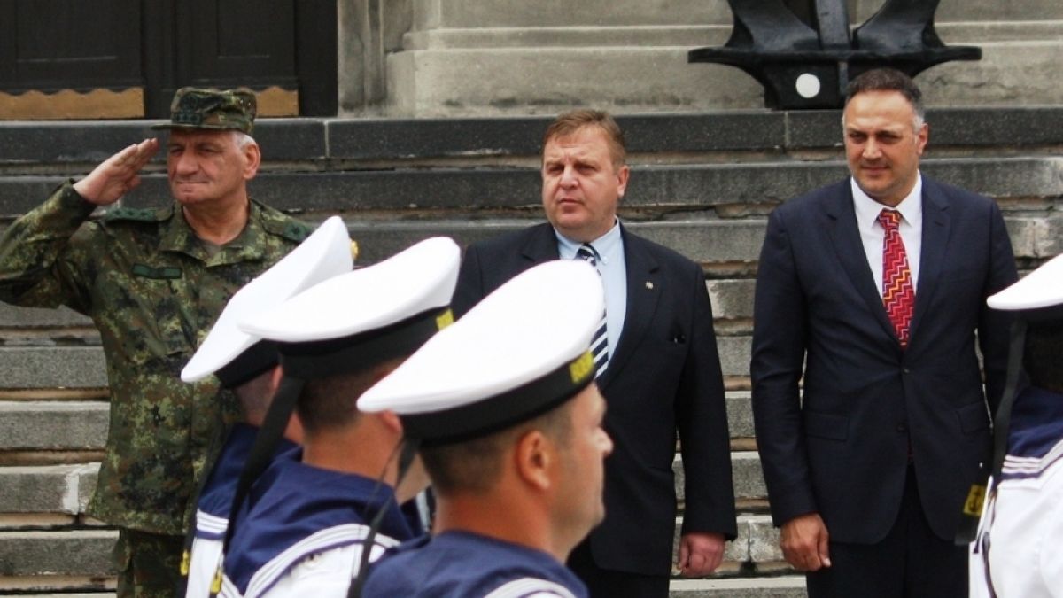 Каракачанов отиде на свиждане на оцелелите пилоти от падналия вертолет „Пантер“, посочи какъв проблем имат