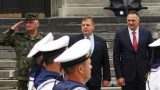 Каракачанов отиде на свиждане на оцелелите пилоти от падналия вертолет „Пантер“, посочи какъв проблем имат