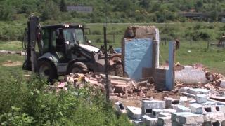 Багерът подхвана незаконни ромски къщи в Казанлък (ВИДЕО)
