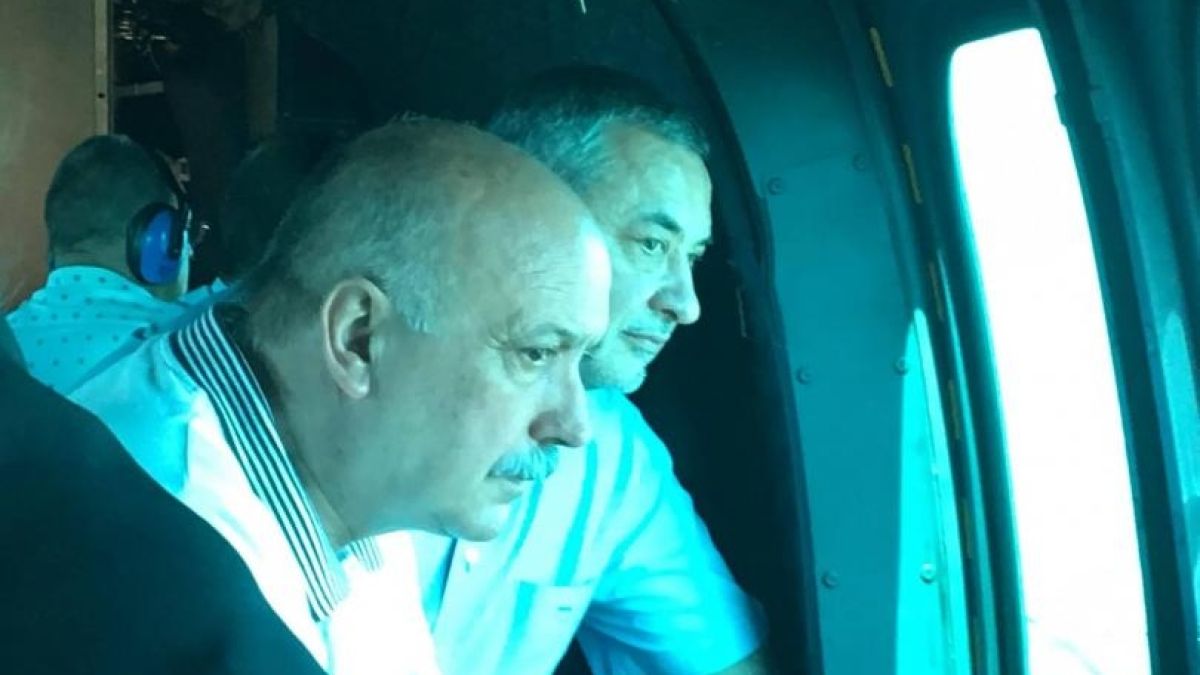 Валери Симеонов и депутати обикалят с хеликоптер "Кугър" оградата на границата (СНИМКИ)