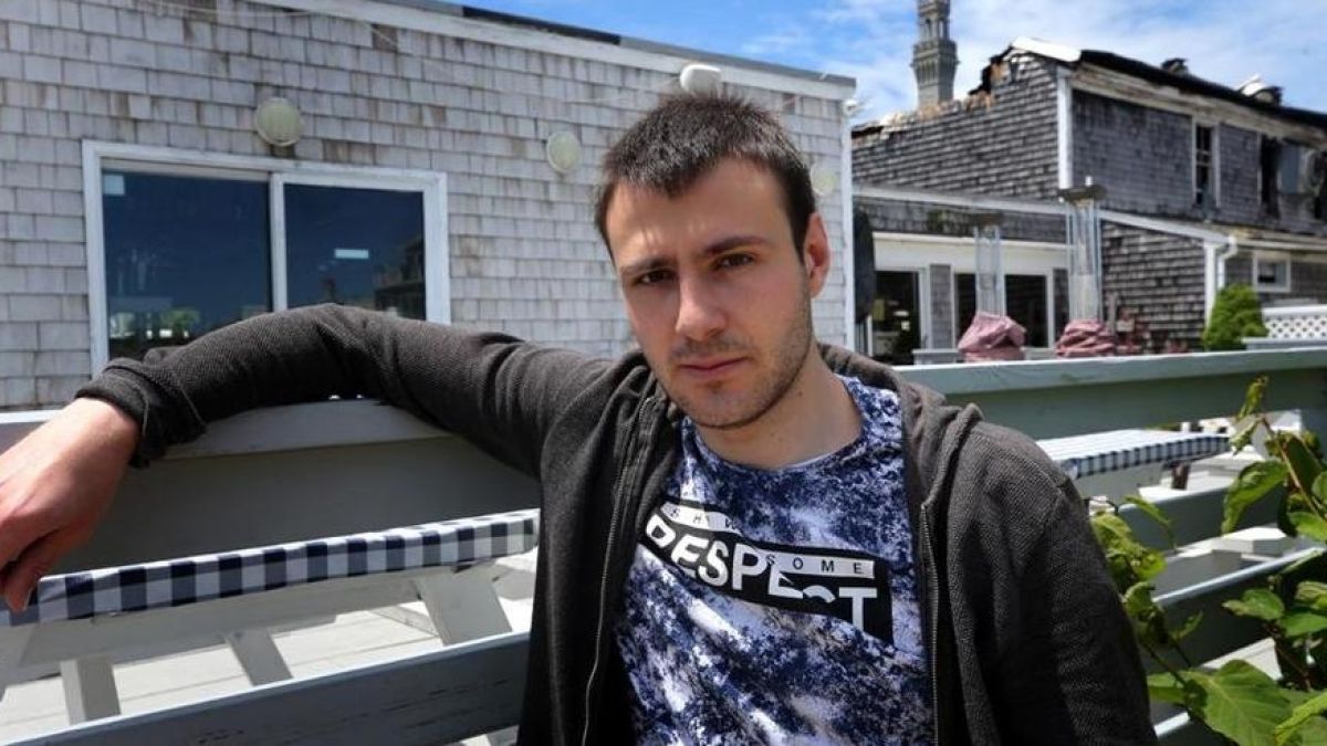 Известното щатско издание „Бостън глоуб“ разказа уникалната история на 19-годишния Стоян от Бургас, която трогна Америка