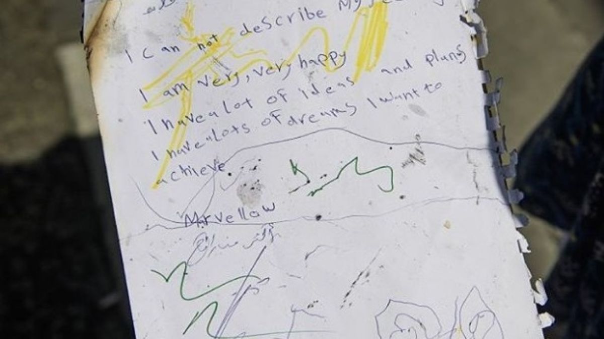 Цял свят плаче от тази бележка с детски почерк, оцеляла по чудо в "Кулата на смъртта" в Лондон