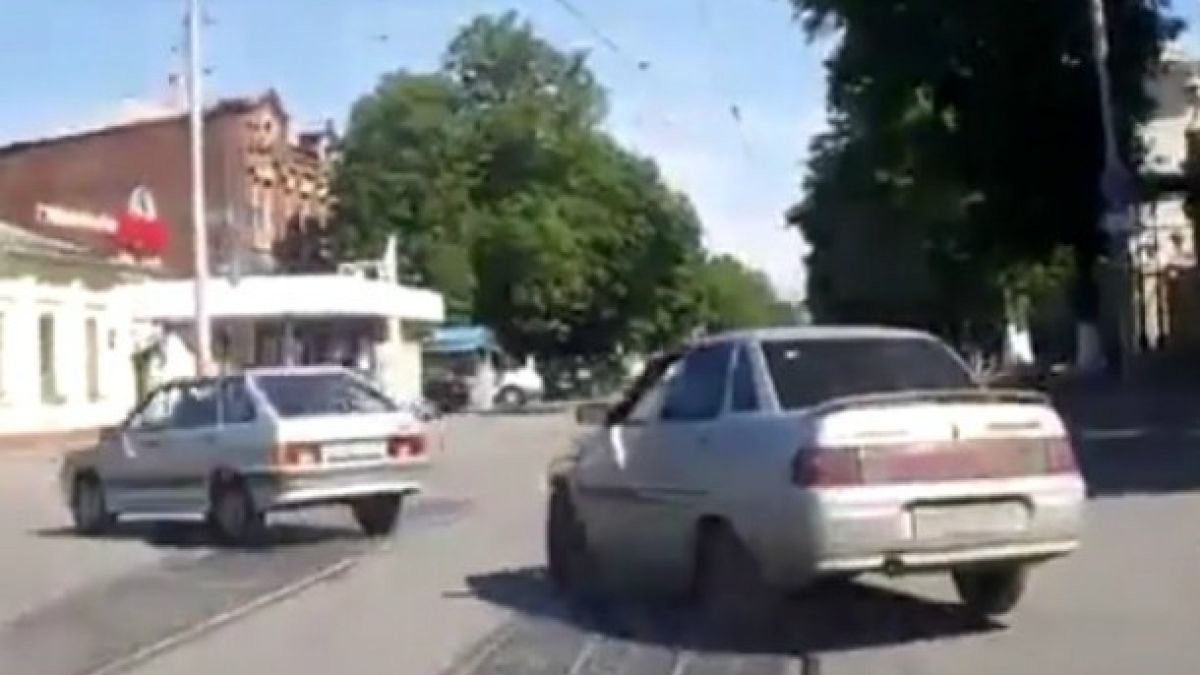 "Свинска постъпка". Хвърлиха боклук през страничния прозорец, от колата отзад им го върнаха