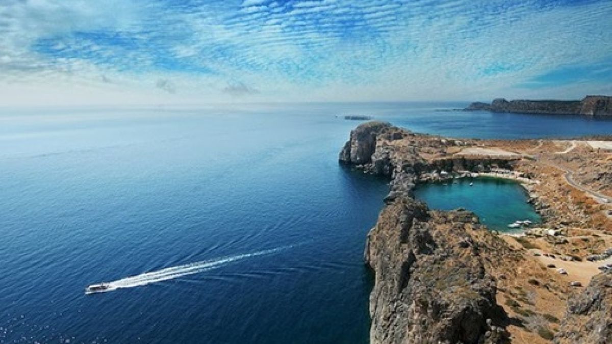 Товарен кораб пламна край остров Родос