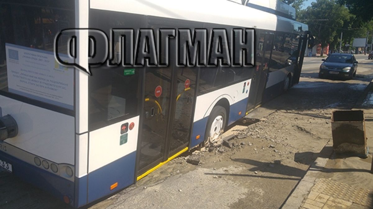Бургаски тролей пропадна в земята, като по чудо няма пострадали (СНИМКА)