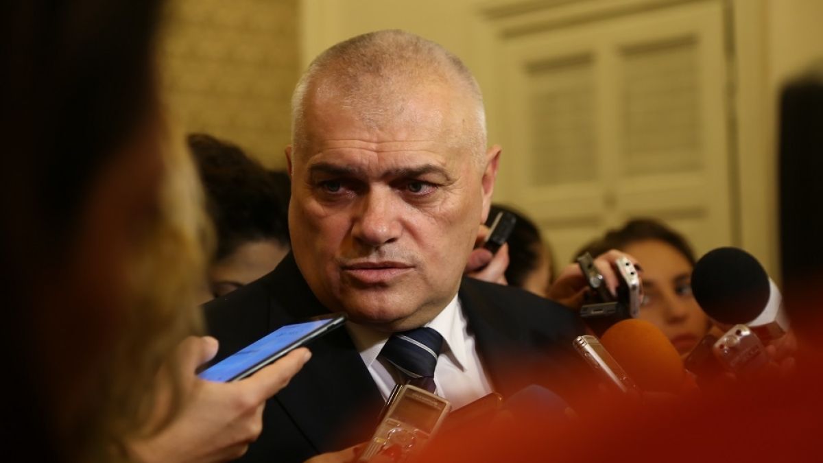 Министър Радев с важна новина за полицаите "на терен"