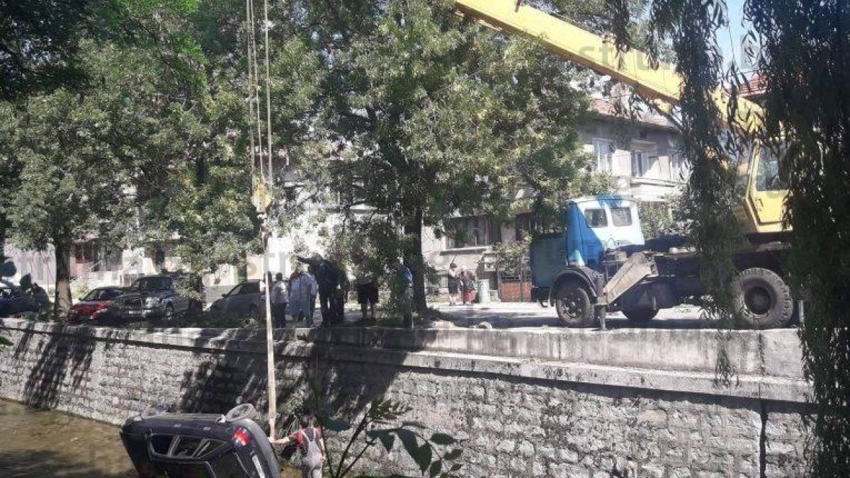 Шофьорка понечи да паркира в Разлог и с кран я вадиха от река (СНИМКИ)