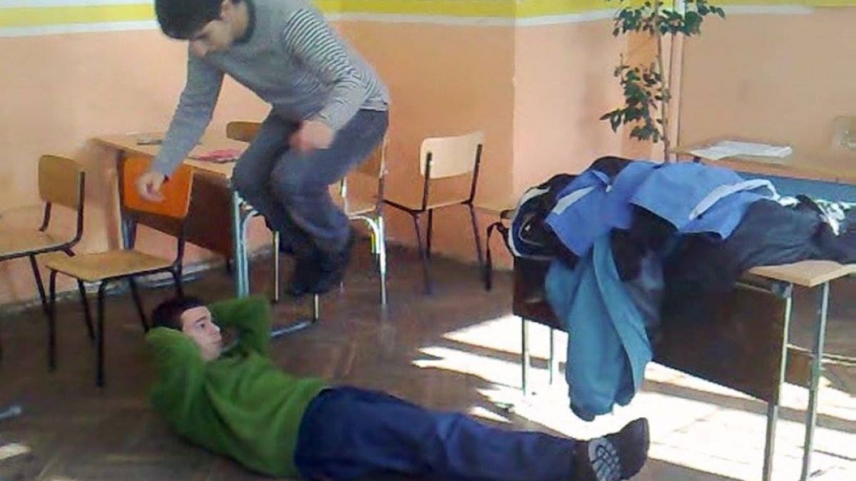Брутално ВИДЕО 18+! Ритат, бият и скачат върху ученик в класната стая!
