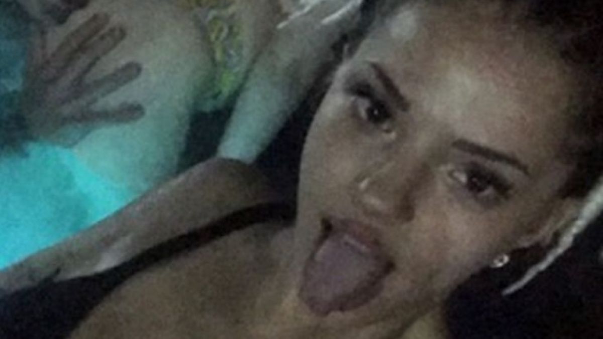 Само в БЛИЦ! Звезда от родния "Х фактор" лъсна в скандална СНИМКА, известен певец я хапе отзад! До тях пищна гръд показва полуголата Дара