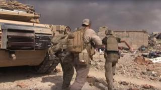 US командос тича през кръстосан огън, за да спаси дете от ИДИЛ (СНИМКИ/ВИДЕО)