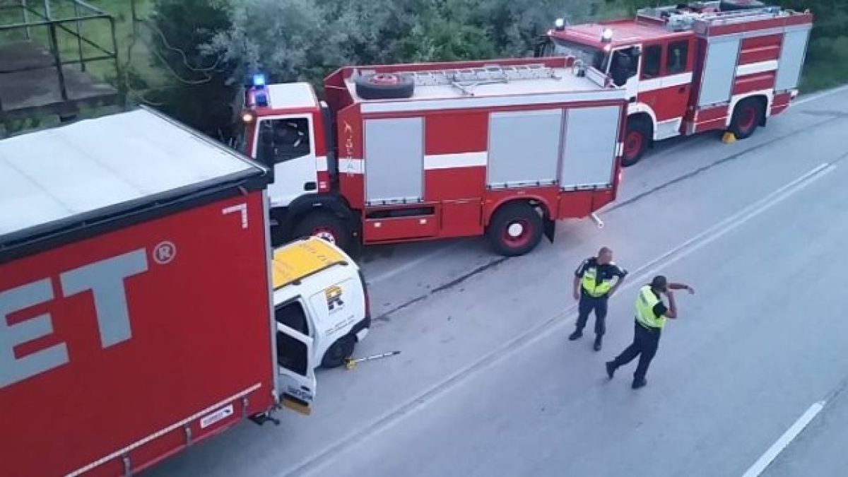 Кола се заби в задната част на тир, влачи се 200 метра и шофьорът й загина (СНИМКИ)