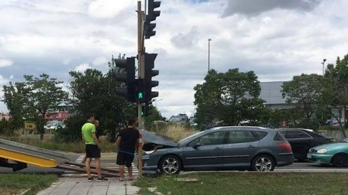 Кола се подпали в движение, спасиха трима души 
