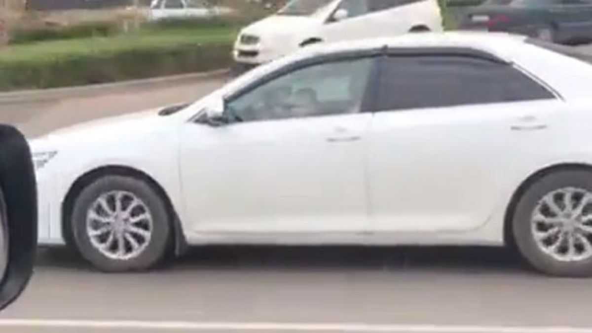  Запечатаха на ВИДЕО как малко дете кара автомобил на оживен път (СНИМКИ)