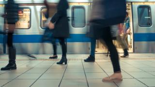 Шоу в софийското метро! Гимнастички оставиха пътниците без думи! (ВИДЕО)