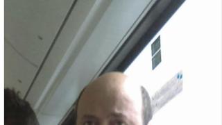 Столичанка предупреди: Извратеняк в автобус 83 се отърква в ученички, пипа ги по дупетата и после си целува ръцете! (СНИМКА)