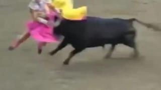 Побързайте, умирам! Последните думи, СНИМКИ и ВИДЕО приживе на матадора, изкормен секунди по-рано от разгневен бик (18+)