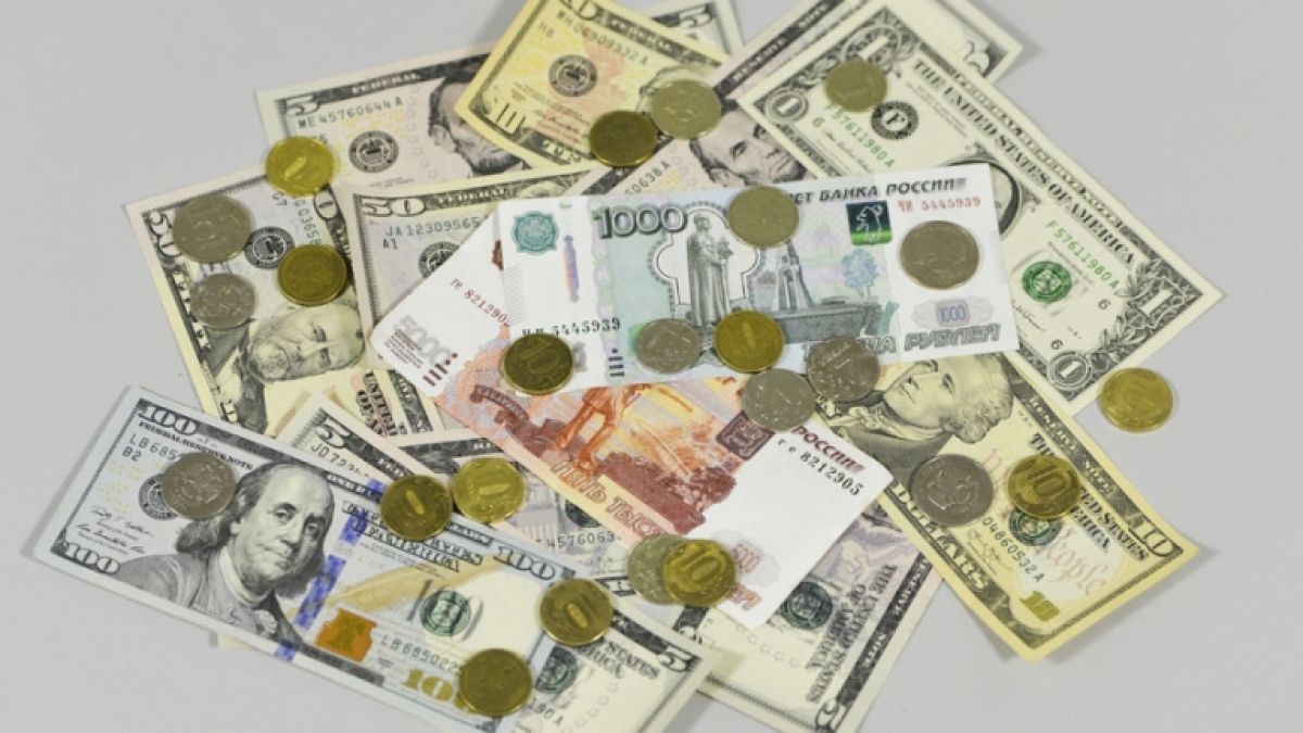 Заплахата от нови санкции срина рублата днес