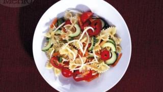 Нестандартно предложение за лятото! Ще се влюбите във вкуса на тази салата с паста